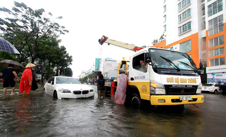 Đà Nẵng lại nóng chuyện khoán xe công, ngập nước - Ảnh 1.