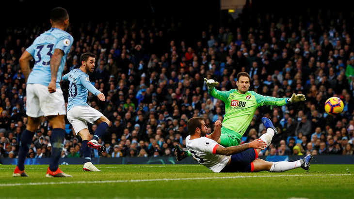 Thắng dễ Bournemouth, M.C gia tăng khoảng cách với Liverpool - Ảnh 1.