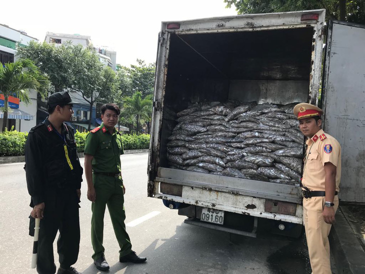 Giữ xe chở 3,5 tấn cá tạp hôi thối ở Đà Nẵng - Ảnh 3.