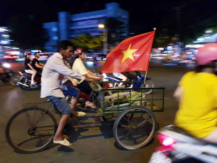 Cổ động viên Việt Nam tưng bừng mừng chiến thắng trước Philippines - Ảnh 17.