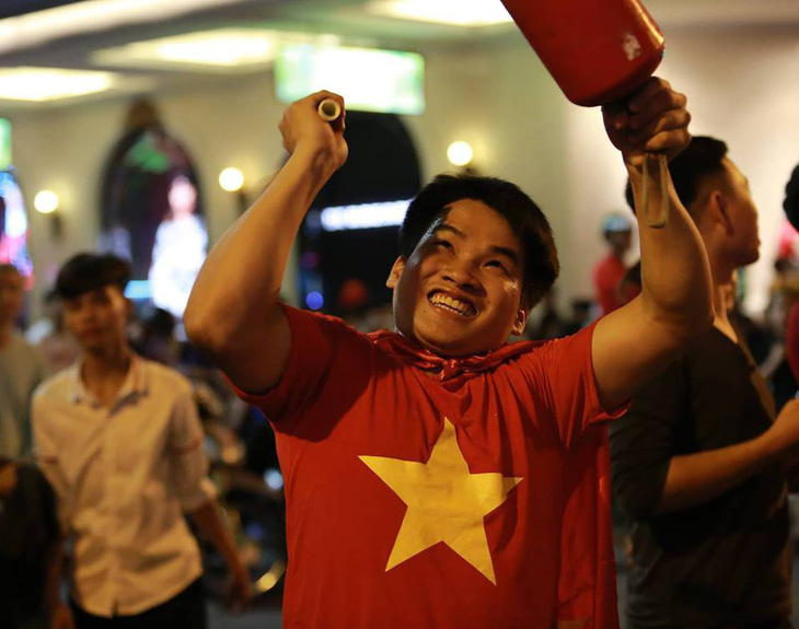 Cổ động viên Việt Nam tưng bừng mừng chiến thắng trước Philippines - Ảnh 7.