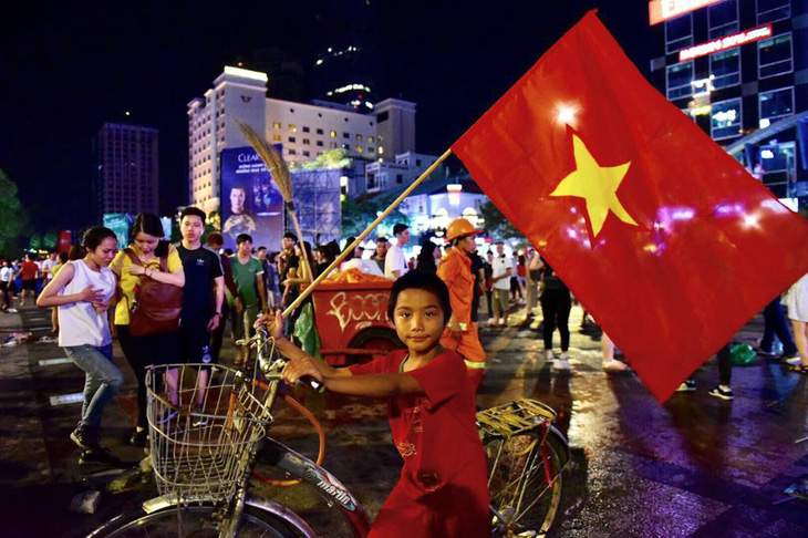Cổ động viên Việt Nam tưng bừng mừng chiến thắng trước Philippines - Ảnh 12.