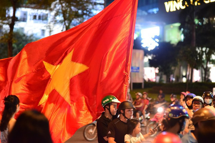Cổ động viên Việt Nam tưng bừng mừng chiến thắng trước Philippines - Ảnh 13.