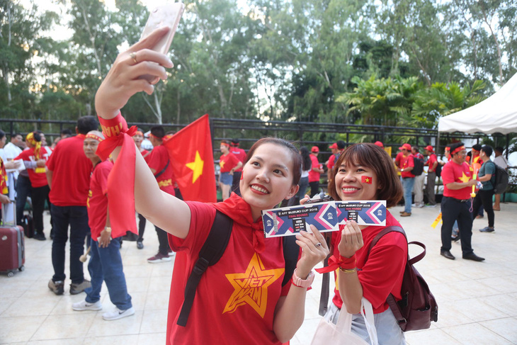 CĐV Việt Nam đổ về sân Panaad nhiều giờ trước trận bán kết - Ảnh 5.