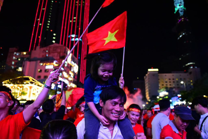 Cổ động viên Việt Nam tưng bừng mừng chiến thắng trước Philippines - Ảnh 10.