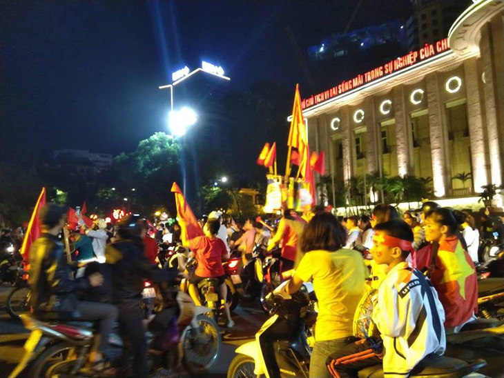 Cổ động viên Việt Nam tưng bừng mừng chiến thắng trước Philippines - Ảnh 18.
