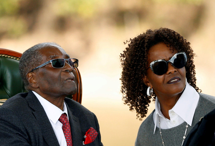 Nam Phi phát lệnh bắt vợ cựu Tổng thống Zimbabwe - Ảnh 1.