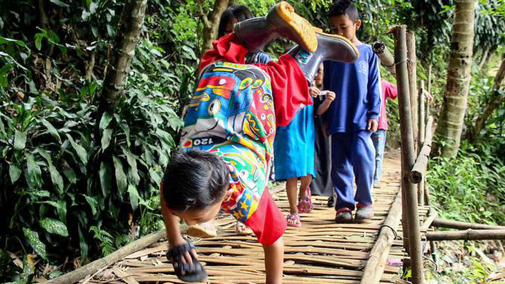 Cậu bé khuyết tật ‘trồng chuối’ đi học gây sốt ở Indonesia - Ảnh 1.
