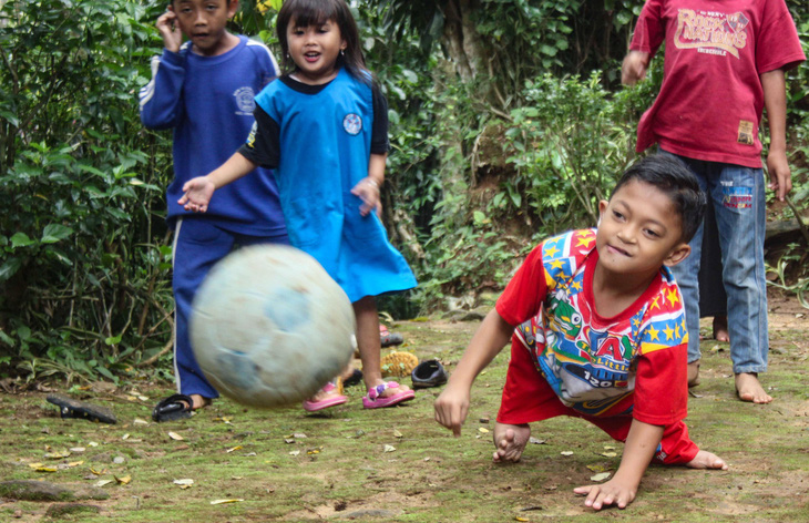 Cậu bé khuyết tật ‘trồng chuối’ đi học gây sốt ở Indonesia - Ảnh 2.