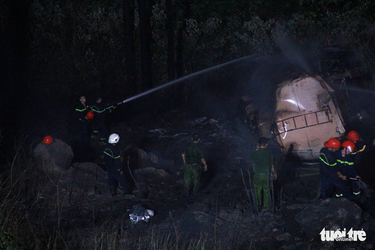 Xe bồn rơi xuống vực thành mồi lửa cháy rừng Hải Vân - Ảnh 4.