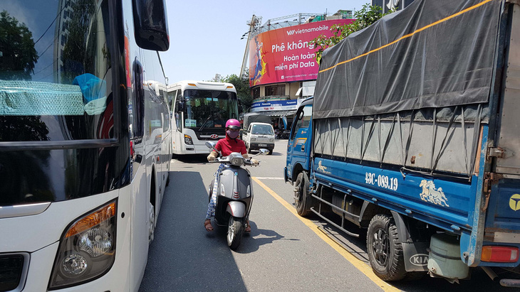 Ôtô đậu kín đường phố Đà Nẵng - Ảnh 1.