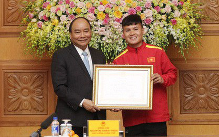 Thủ tướng trao Huân chương Lao động hạng nhất cho đội tuyển VN