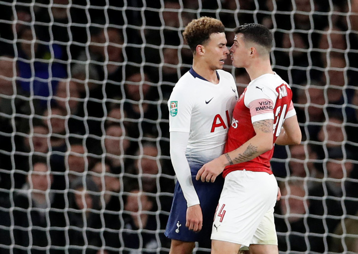 Arsenal và Tottenham bị phạt nặng - Ảnh 1.