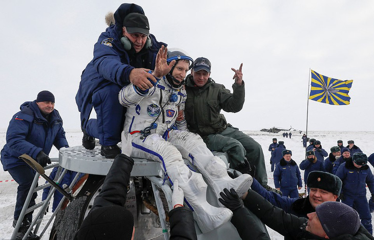 Ba phi hành gia trở về Trái đất an toàn trên con tàu thủng lỗ - Ảnh 4.