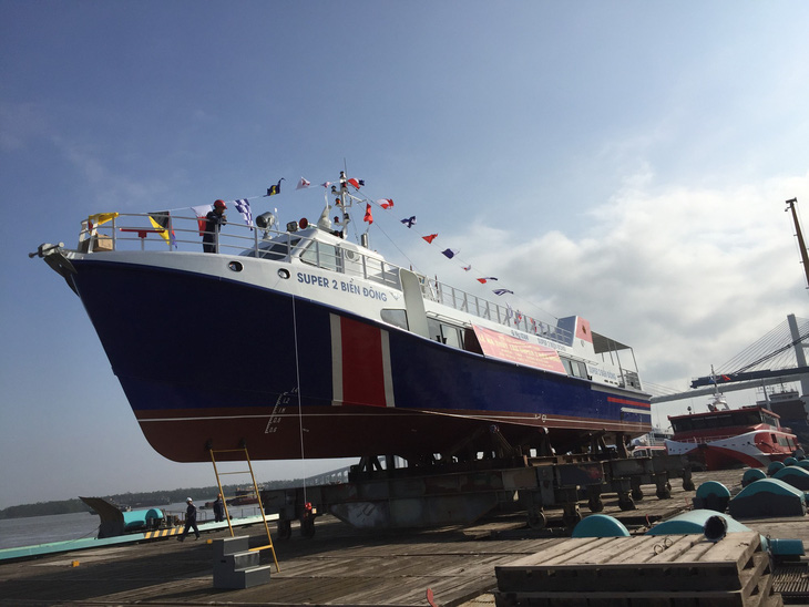 Tàu khách 1,2 triệu USD bắt đầu phục vụ khách ra đảo Lý Sơn - Ảnh 1.