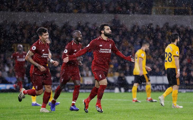 Salah tỏa sáng, Liverpool giữ vững đỉnh bảng