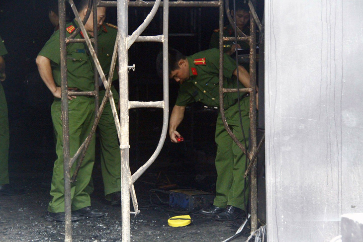 Bộ Công an phối hợp khám nghiệm hiện trường quán nhậu cháy 6 người chết - Ảnh 2.