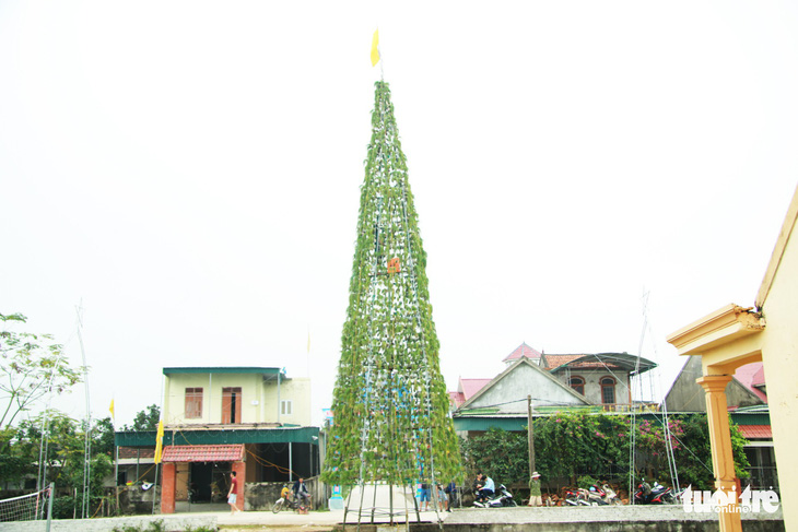 Độc đáo cây thông Noel ‘khủng’ làm từ 8.000 giỏ hành - Ảnh 1.