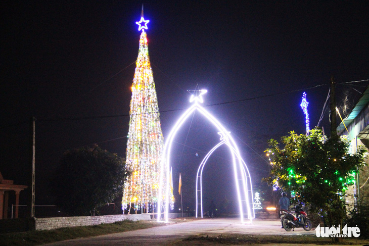 Độc đáo cây thông Noel ‘khủng’ làm từ 8.000 giỏ hành - Ảnh 9.