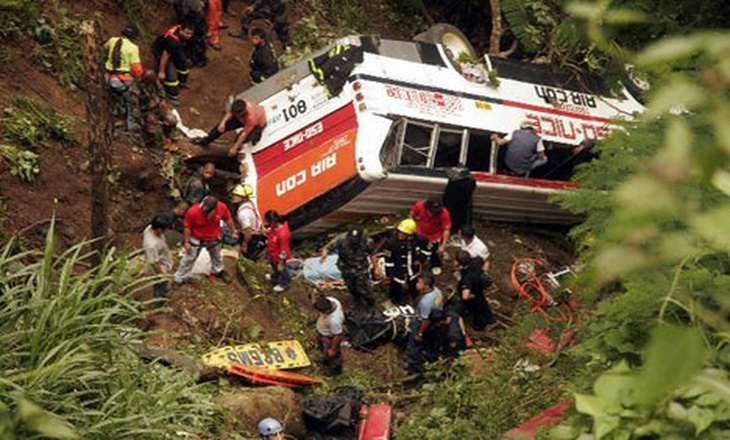 Xe buýt lao xuống vực sâu 700m ở Nepal, 21 người chết - Ảnh 2.