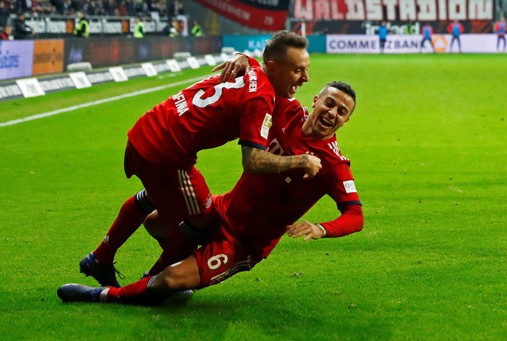 Ribery lập cú đúp giúp Bayern Munich vươn lên thứ 2 - Ảnh 4.