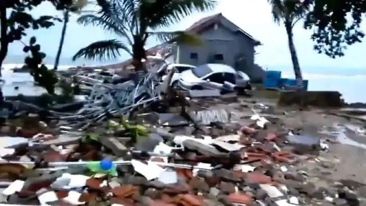 Sóng thần do núi lửa phun ở Indonesia, 62 người thiệt mạng - Ảnh 4.