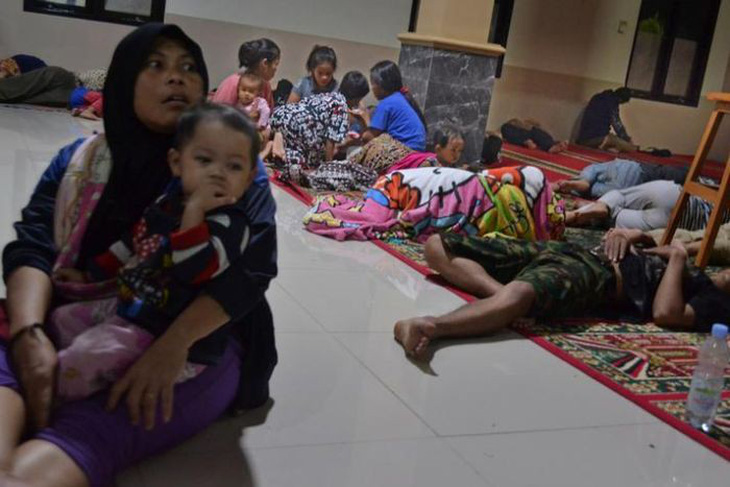 Sóng thần do núi lửa phun ở Indonesia, 62 người thiệt mạng - Ảnh 5.