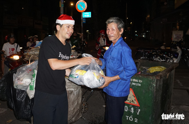 Nhóm bạn trẻ cuối tuần đi trao quà thiện nguyện - Ảnh 4.