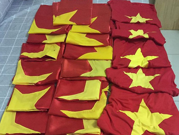Bạn trẻ góp hơn 300 lá cờ gửi ngư dân hải đảo sau bão AFF Cup - Ảnh 3.