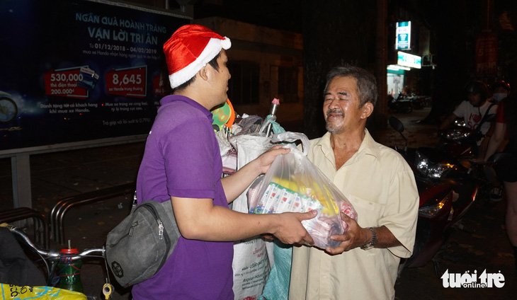 Trao đi suất cơm nhận lại nụ cười trong đêm Noel - Ảnh 8.