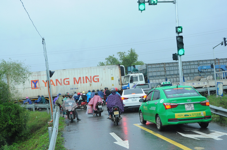 Cao tốc Đà Nẵng - Quảng Ngãi tê liệt vì tai nạn giao thông - Ảnh 2.