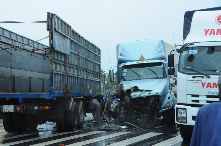 Cao tốc Đà Nẵng - Quảng Ngãi tê liệt vì tai nạn giao thông - Ảnh 1.