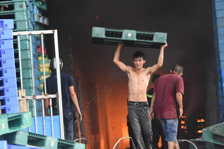 Cháy lớn ở xưởng kinh doanh pallet gỗ gần ngã tư Vũng Tàu - Ảnh 8.