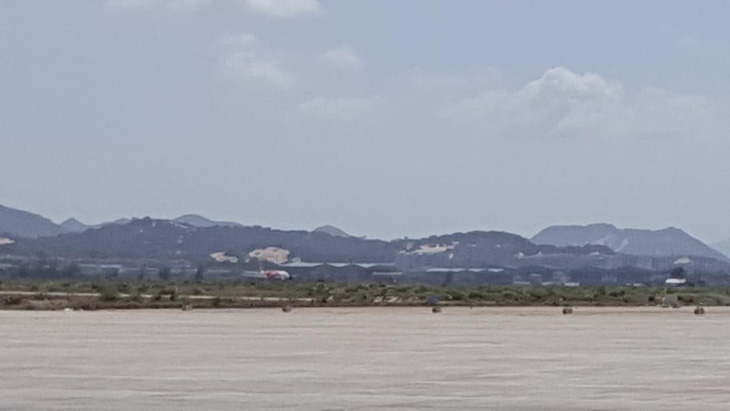 Máy bay lại đáp nhầm đường băng chưa khai thác ở Cam Ranh - Ảnh 2.
