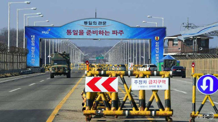 Hai miền Triều Tiên tổ chức lễ kết nối đường sắt và đường bộ - Ảnh 1.