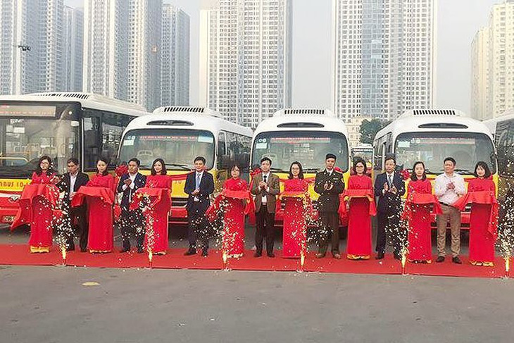 Hà Nội thêm 4 tuyến buýt kết nối ra ngoại thành - Ảnh 1.