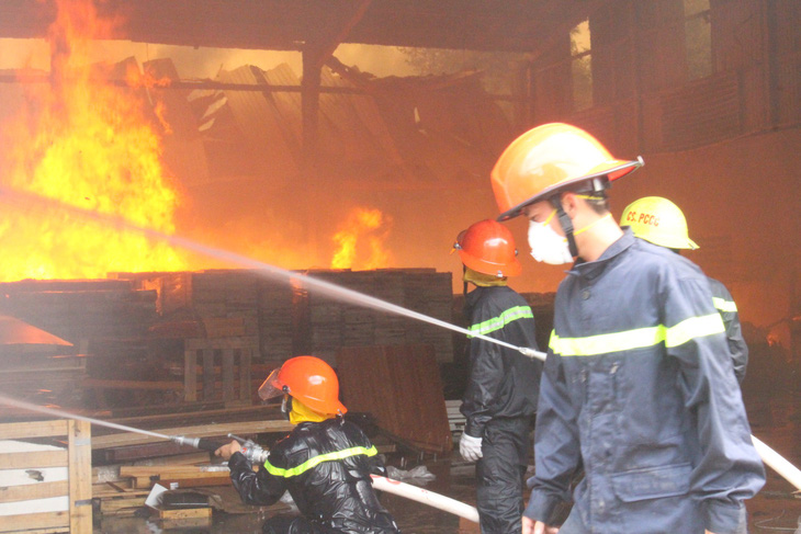 Tường đổ sập trong vụ hỏa hoạn công ty gỗ rộng hàng ngàn m2 - Ảnh 1.