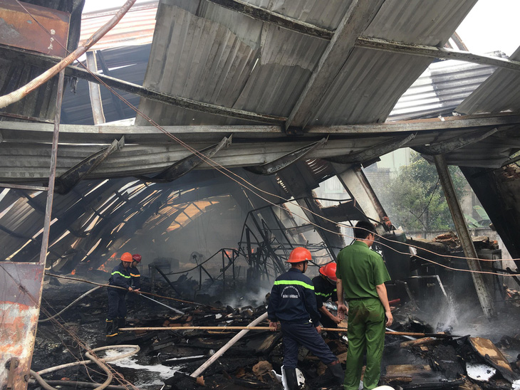 Tường đổ sập trong vụ hỏa hoạn công ty gỗ rộng hàng ngàn m2 - Ảnh 5.