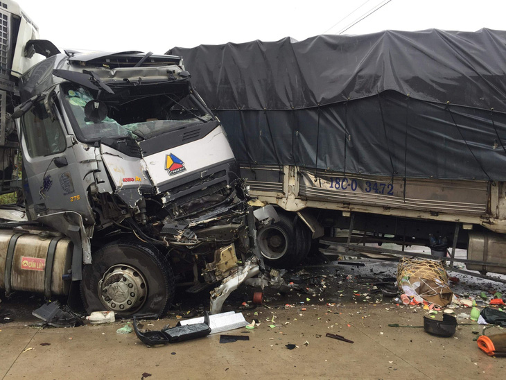 Tai nạn liên hoàn trên quốc lộ 1, 3 người thương vong - Ảnh 1.