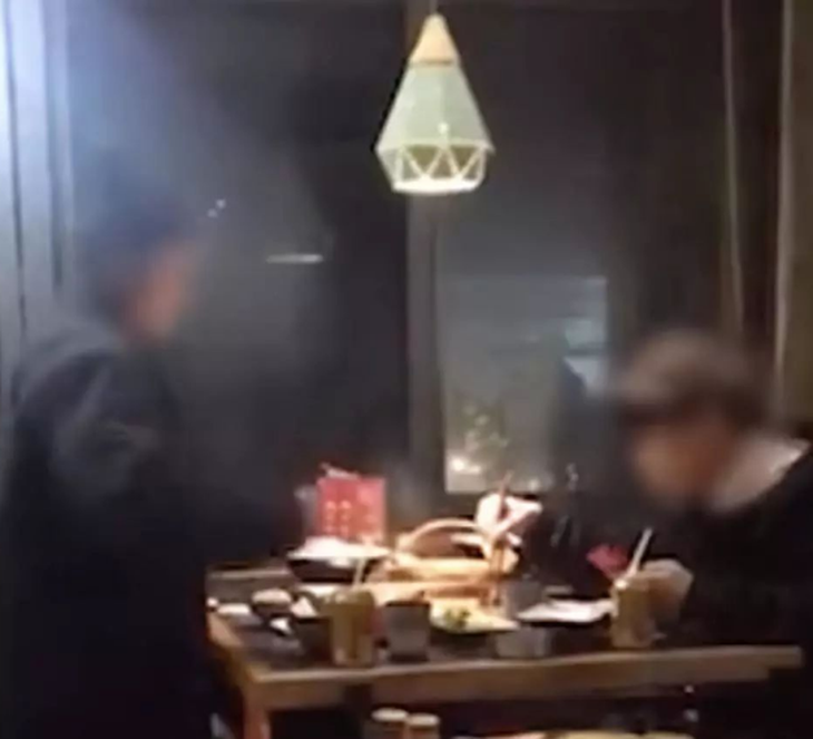 Bực bạn trai, cô gái Trung Quốc giật điện thoại thả vào nồi lẩu - Ảnh 1.