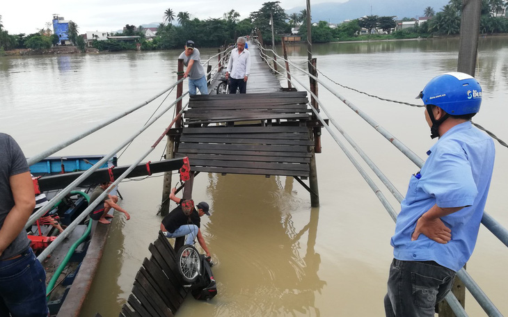 Cầu sập ở Khánh Hòa, 3 người rơi xuống sông