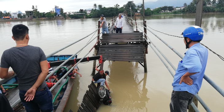 Cầu sập ở Khánh Hòa, 3 người rơi xuống sông - Ảnh 1.