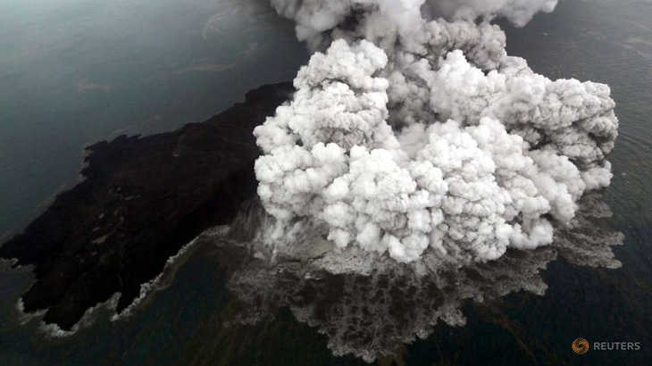 Indonesia áp đặt vùng cấm bay quanh núi lửa Krakatau - Ảnh 1.