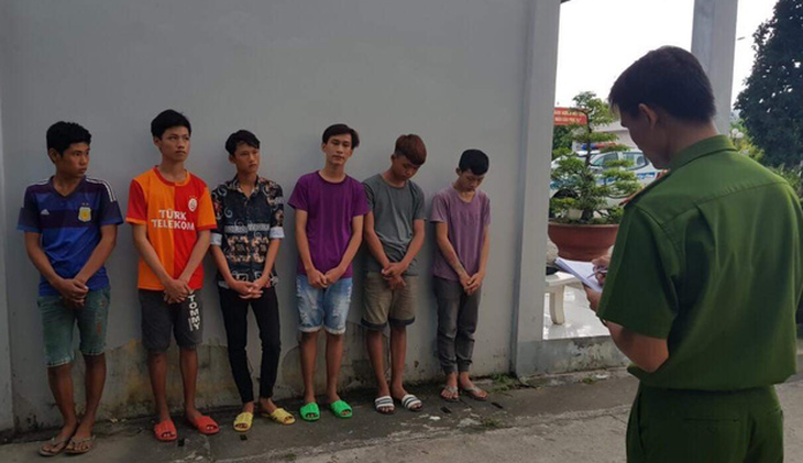 6 thanh, thiếu niên bị tạm giữ vì ném đá xe tải chiếu đèn pha - Ảnh 1.