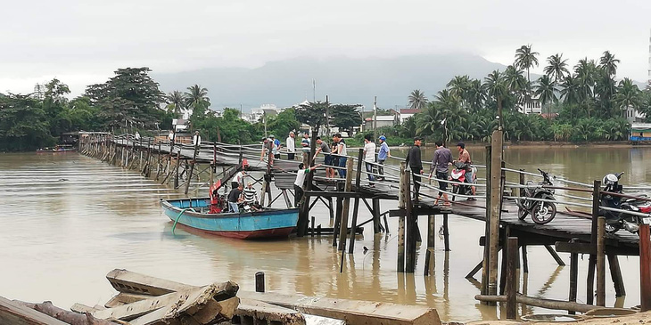 Cầu sập ở Khánh Hòa, 3 người rơi xuống sông - Ảnh 2.