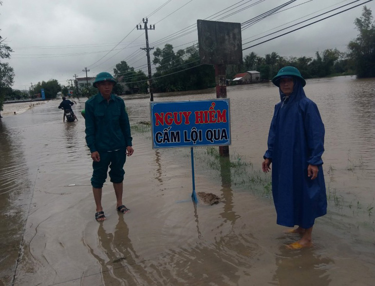 Phú Yên: Mưa lũ ngập đường, hàng ngàn hecta ruộng mất giống - Ảnh 3.