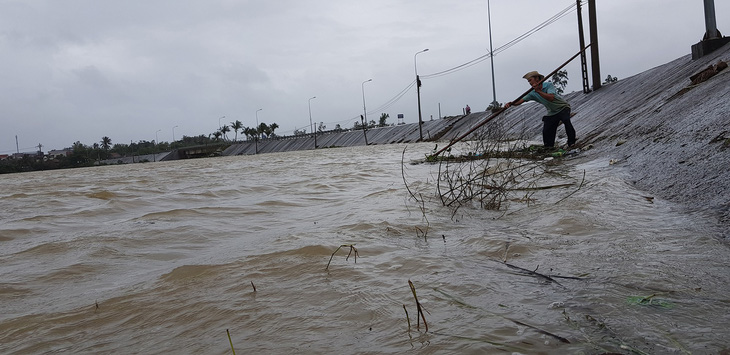 Phú Yên: Mưa lũ ngập đường, hàng ngàn hecta ruộng mất giống - Ảnh 4.