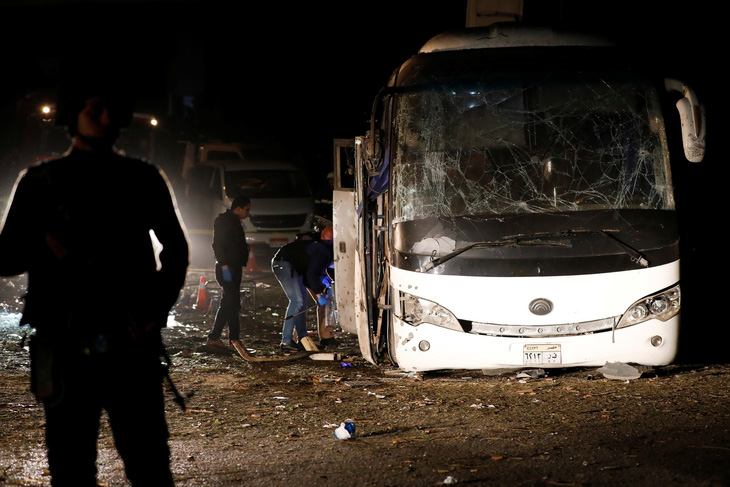 Xe chở du khách nước ngoài lại bị tấn công ở Ai Cập - Ảnh 1.