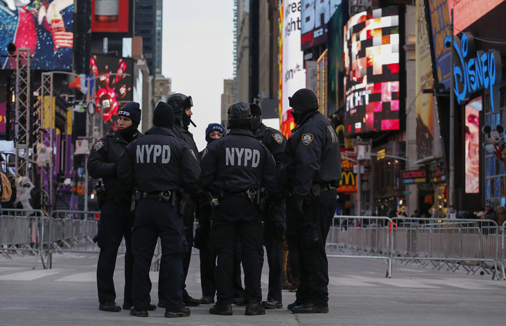 Cảnh sát New York dùng drone đảm bảo an ninh cho năm mới - Ảnh 1.