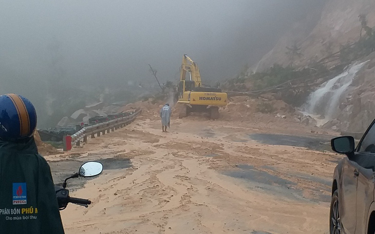 Mưa lớn, đèo Khánh Lê nối Nha Trang - Đà Lạt sạt lở nghiêm trọng